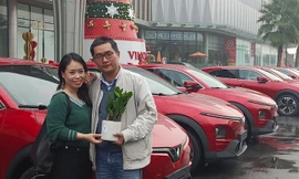 Chủ xe VF 6 đầu tiên bất ngờ với tốc độ bàn giao của VinFast