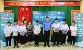 Tặng 1.000 tủ SGK dùng chung cho các trường vùng khó khăn 