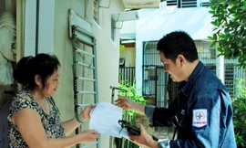 Nhân viên EVNHCMC làm việc với khách hàng