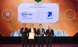 Đại diện VNPT nhận giải thưởng CNTT cho giải thưởng Thành phố thông minh.