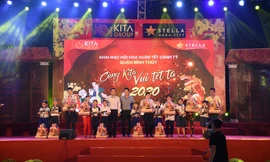 Ban tổ chức tặng quà cho học sinh nghèo