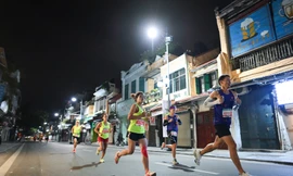 Các chân chạy VPHM 2020 đã bám đuổi nhau ngay từ những km đầu tiên