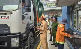 Trạm CSGT Đa Phước đẩy mạnh tuyên truyền cho đội ngũ lái xe vận chuyển rác