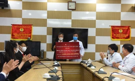 Ông ‘vua vàng bạc đá quý’ xắn tay chung sức hỗ trợ các chiến sỹ áo trắng