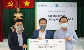 Ông Phan Minh Hoàng (trái) - Phó Chủ tịch VYPA đại diện nhận bảng trao tặng năm trăm triệu đồng từ đại diện Manulife Việt Nam - ông Chun Nam Ng (giữa) và Pulse Active - ông Bady Phạm