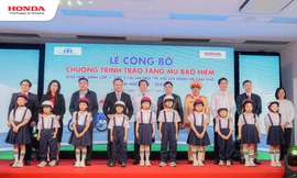 Honda tặng mũ bảo hiểm cho học sinh lớp một và lớp hai năm học 2022 – 2023 
