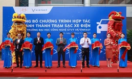 Trường Đại học công lập đầu tiên tại Hà Nội lắp đặt trạm sạc ô tô điện