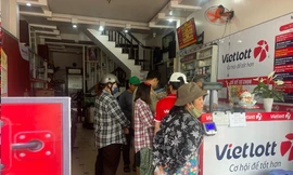 Jackpot 318 tỷ đồng cao kỷ lục vẫn vô chủ, khách xếp hàng mua vé săn giải hàng trăm tỷ