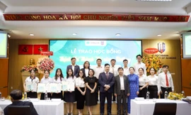 Cathay Life Việt Nam trao học bổng cho sinh viên Đại Học Ngân Hàng TPHCM