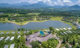 Một phần dự án Flamingo Đại Lải Resort với các biệt thự, nhà hàng ẩn hiện giữa không gian ngập tràn sắc xanh.