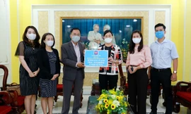 Đại diện Lazada Việt Nam trao tặng 2 phòng cách ly áp lực âm cùng 100.000 khẩu trang cho đại diện Ủy ban Mặt trận Tổ quốc TP. Hồ Chí Minh