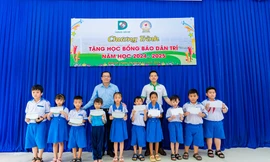 FE CREDIT trao tặng 100 suất học bổng cho học sinh khó khăn tại Bạc Liêu