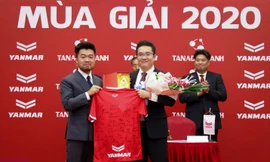 Đại diện YANMAR Ông Takeshi Miyajima trao áo có chữ ký các cầu thủ cho Giám đốc điều hành CLB Phố Hiến