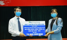 Đại diện AES Mông Dương, bà Nguyễn Thúy Hồng – Giám đốc Nhân sự trao học bổng Năng lượng Tương lai AES tại Đại học Khoa học Tự nhiên – Đại học Quốc Gia Hà Nội