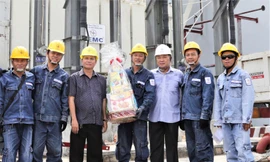 Ông Phạm Quốc Bảo (thứ 3 từ phải sang) thăm công nhân thi công trạm biến áp Hiệp Bình Phước