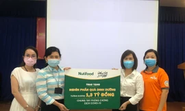Nutifood và ông Bầu trao tặng sản phẩm dinh dưỡng trị giá 1,3 tỷ đồng cho CBNV ngành y tế 