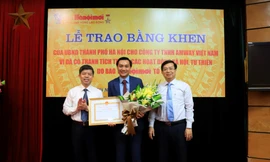 Phó Trưởng ban Thi đua - Khen thưởng thành phố Hà Nội Đinh Việt Thắng và Tổng Biên tập Báo Hànội mới Nguyễn Hoàng Long trao Bằng khen cho đại diện Amway Việt Nam