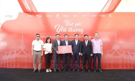 Viettel Global tặng quà cho bà con người Việt có hoàn cảnh khó khăn ở Siem Reap