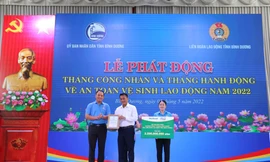 Nutifood cùng Ông Bầu trao hàng ngàn quà tặng cho công nhân