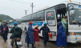Thép Hòa Phát hỗ trợ người dân địa phương nơi tránh trú bão an toàn