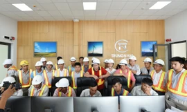 các kỹ sư của EVN và Trungnam Group tại phòng điều hành Trạm biến áp 500 kV