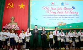 Tân Hiệp Phát trao 200 suất học bổng tiếp sức học sinh vượt khó tới trường tại Hậu Giang 