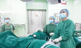 Nội soi tán sỏi ngược dòng cứu bệnh nhân thoát nguy cơ suy thận