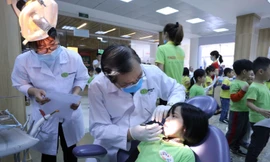 Khoa răng hàm mặt ĐH Kinh doanh và công nghệ Hà Nội khám và tư vấn miễn phí răng miệng