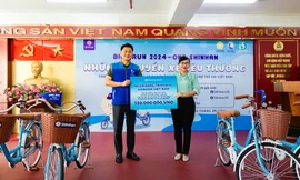 Ngân hàng Shinhan Việt Nam tặng xe đạp cho học sinh khó khăn tại Thủ Đức