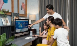 Gia đình tìm hiểu gói HomeCombo của VNPT