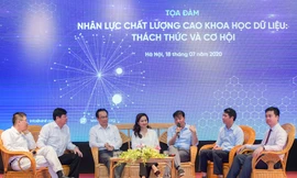 Các khách mời trao đổi tại buổi Tọa đàm: “Nhân lực chất lượng cao Khoa học dữ liệu: Thách thức và cơ hội”