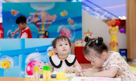 Không khí vui tươi gắn kết gia đình tại các trung tâm thương mại dịp 01/06