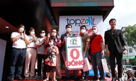 iFan xếp hàng 2 tiếng không mệt, vì TopZone bất ngờ tặng iPhone 13 Pro Max miễn phí