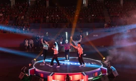 Giám đốc Swinburne Việt Nam gây sốt khi hoá thành dancer trong tiết mục "Fly to the moon"