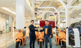 Ahamove mua 200 xe VinFast để triển khai dịch vụ cho thuê xe máy điện đầu tiên tại Việt Nam