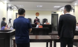 Đại diện bị đơn và nguyên đơn đứng nghe Tòa tuyên án ngày 30/9.