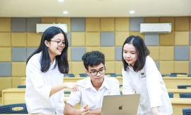 Nhóm học sinh cùng thảo luận bài tập nhóm tại giảng đường của Vinschool