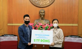 Ông Trần Quốc Việt - Tổng Giám đốc Tập đoàn Ecopark trao ủng hộ 2 tỷ đồng cho công tác phòng chống dịch Covid-19 thông qua Uỷ ban Trung ương Mặt trận Tổ quốc Việt Nam.