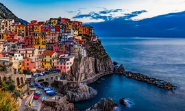 Những thị trấn yên bình bên bờ biển, không khói xe luôn là điểm đến được nhiều người khao khát. Ảnh: Internet