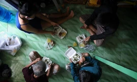 Rơi nước mắt những suất cơm ấm tình người mùa dịch 