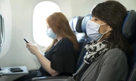 Nhiều hành khách yên tâm bay khi thực hiện nghiêm các quy định về phòng dịch, trong đó có việc đeo khẩu trang trên suốt chuyến bay (ảnh: Business Insider)