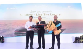 LuxYacht bàn giao du thuyền hạng sang RIVA AQUARIVA SUPER cho Nova Cruises