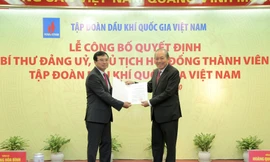 Phó Thủ tướng Thường trực Chính phủ Trương Hoà Bình trao Quyết định bổ nhiệm Chủ tịch HĐTV Petrovietnam cho đồng chí Hoàng Quốc Vượng