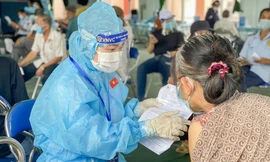 Được tiêm vắc xin miễn phí, công nhân an tâm, người dân vui mừng