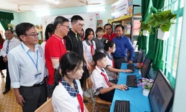 Chương trình thư viện lưu động Bánh xe tri thức đồng hành 38.000 học sinh tại Việt Nam 