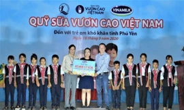 Quỹ sữa vươn cao Việt Nam và Vinamilk trao tặng 83.400 ly sữa cho trẻ em khó khăn Phú Yên