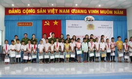 Văn phòng Cơ quan CSĐT Bộ Công an tặng quà cho học sinh nghèo hiếu học