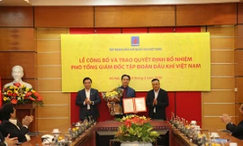 Chủ tịch HĐTV Trần Sỹ Thanh và Tổng giám đốc Lê Mạnh Hùng trao Quyết định bổ nhiệm và hoa chúc mừng cho tân Phó Tổng giám đốc PVN Phạm Tiến Dũng