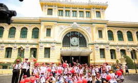 Học sinh Tây Ninh lần đầu tham gia lớp học di động cùng VUS Superbus khám phá biểu tượng Sài thành