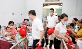 Generali trao tặng 500 phần quà ý nghĩa cho các bệnh nhi khó khăn trên toàn quốc